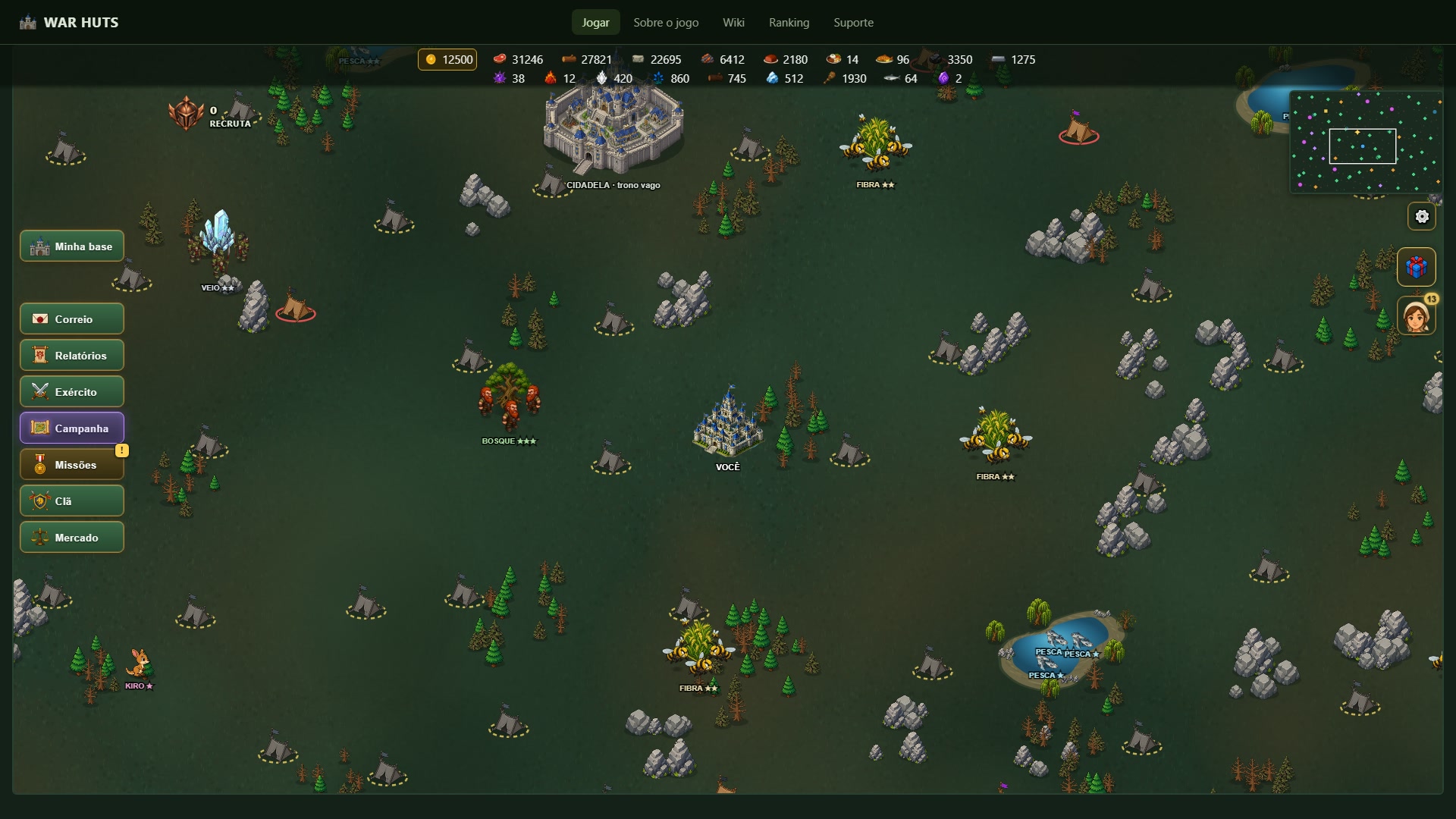 O mapa com a HUD: a vila do jogador no centro, a Cidadela ao fundo, jazidas e vizinhos em volta